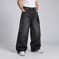 Jean en denim noir délavé sur mesure pour homme, coupe extra large, avec broderie en cordon ton sur ton et applique cloutée