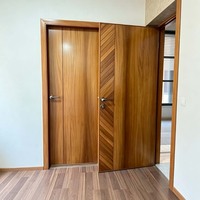 Porte d'entrée en bois massif sur mesure, résistante aux intempéries et écoénergétique, pour projets de rénovation de villas de luxe aux États-Unis