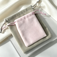 Pochette à bijoux personnalisée en velours doux avec cordon de serrage, idéale pour l'emballage cadeau de marques et le rangement quotidien des bijoux