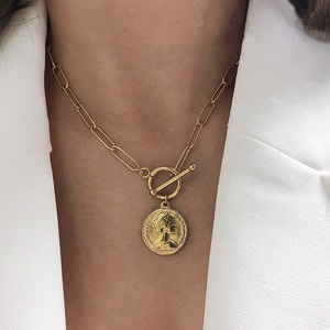 สร้อยคอพร้อมจี้รูปมงกุฏสแตนเลสสีทองรูป<span class=keywords><strong>มงกุฎ</strong></span>เอลิ<span class=keywords><strong>ซา</strong></span><span class=keywords><strong>เบ</strong></span><span class=keywords><strong>ธ</strong></span>ควีน - Product Image 1