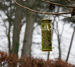 Esschert Design Mangeoire à oiseaux suspendue au toit vert "Chiffchaff" Silo à graines avec perchoir/plateau - Product Image 4