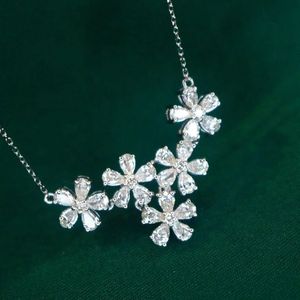 จี้เพชรรูปดอกไม้ Xinfly ทอง 18K น้ำหนัก 1.35 กะรัต พร้อมสร้อยคอแบบคลาวิเคิล - Product Image 5