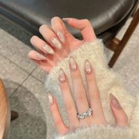 Nouvellement lancé, le vernis à ongles élégant et minimaliste de luxe en forme de papillon et de fleur, rose délicat, fait à la main.