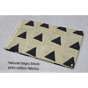 Tela de algodón natural con estampado Bagru y patrón de triángulos negros sobre fondo rayado crema, 43/44 pulgadas de ancho - Product Image 3