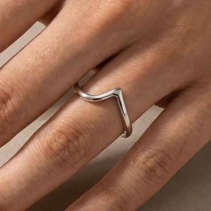 Bague de mariage élégante et courbée pour femme en argent sterling plaqué or jaune avec diamant moissanite pour femme - Product Image 2