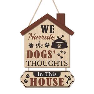 Panneau de porte amusant pour chien : « Dans cette maison, nous racontons les pensées des chiens », Décoration murale rustique pour porte d'entrée - Product Image 1