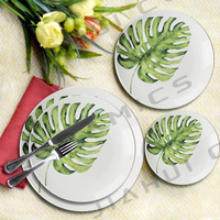 Collection d'assiettes en porcelaine exquise inspirée de Monstera avec des détails de feuilles vertes luxuriantes