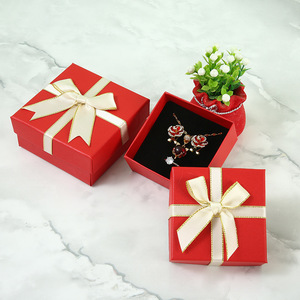 Caja de Joyería con Forma de Lazo, Forro de Esponja, Tapa y Base Cuadradas, Personalizable, para Anillos, Collares y Colgantes - Product Image 3