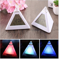 Meilleures ventes - Réveil numérique LED triangulaire à 7 couleurs changeantes - Fonction snooze - Horloge de table pour enfants