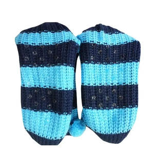 कस्टम सुपर कॉसी क्रू आकस्मिक एंटी-बैक्टीरियल लाइनिंग ब्लू और नेवी स्ट्रिप्ड विंटर क्रिसमस पॉम स्लाइपर मोजे - Product Image 4