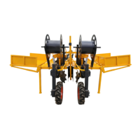 Machine de plantation de semis d'arbres mécanisée à grande échelle, entraînée par un tracteur, intégrant le creusement de fossés, la plantation et l'insertion de piquets de soutien
