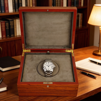 Boîte à montre en bois plaqué finition piano personnalisée avec insert en daim, charnière métallique et bouton-pression pour marques de montres de luxe, vente en gros et présentation