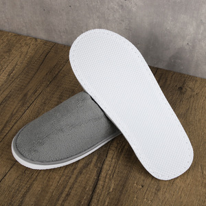 Одноразовые тапочки Star Hotel из утолщенного кораллового флиса с толстой подошвой и противоскользящим покрытием, с напечатанным логотипом, оптом для салонов красоты и гостевых домов - Product Image 2