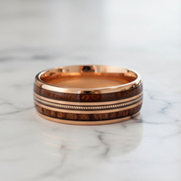 Bague en tungstène classique en or rose avec incrustation de bois de baril à whisky et de cordes de guitare pour couple, mariage, fiançailles ou cadeau de fête d'anniversaire