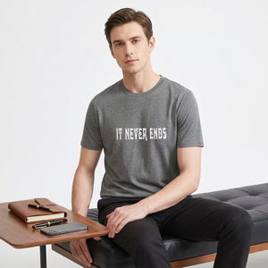Camiseta Gris de Manga Corta para Hombre con Estampado de Letras Blancas 'It Never Ends', Cuello Redondo, Corte Regular Informal, Camiseta de Algodón Jersey - Product Image 2