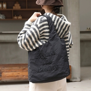 Sac fourre-tout décontracté coréen en velours doux, grand sac à bandoulière en nylon brodé de lettres tendance pour femme - Product Image 6