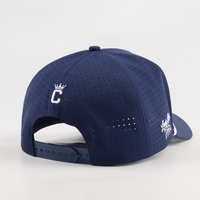 Casquette de golf personnalisée à 5 panneaux structurée en PVC avec patch, corde, imperméable, perforations découpées au laser, visière incurvée, style Dad Hat avec badge