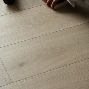 Planchers en bois composite massif à plis multiples en chêne blanchi à la chaux Plancher en bois brossé résistant aux rayures - Product Image 3