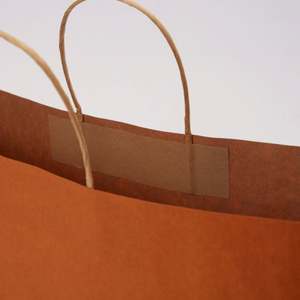 Sac de shopping en papier kraft écologique avec poignée torsadée, logo personnalisé KM, pour vêtements et chaussures, avec des matériaux recyclés, design luxueux - Product Image 5