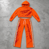 Ensemble deux pièces personnalisé pour homme : sweat à capuche court à motif orange et pantalon de survêtement large avec bande latérale OEM ODM
