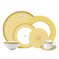 Service de table en céramique de luxe, assiettes rondes gravées avec un motif végétal, tasses à café et soucoupes pour les mariages et l'usage domestique