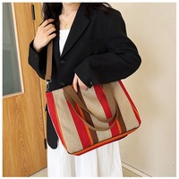 Sac bandoulière rayé coloré personnalisé en usine, sac de loisirs et de shopping avec poignées pour toutes les occasions, sac de maman