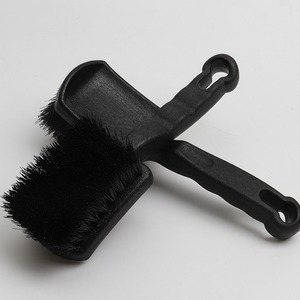 Brosse pour roues de voiture en matériau PP, outil de nettoyage pour moyeux de roues et tapis de sol - Product Image 1