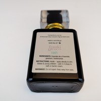 Étiquette adhésive carrée imperméable pour flacon de parfum en verre cosmétique avec logo personnalisé imprimé sur l'emballage