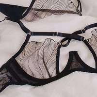 Set Pakaian Dalam Wanita Plus Size Seksi, Model Lace Amerika, Tipis dan Ringan, untuk Dada Besar Terlihat Kecil, dengan Tali Silang dan Potongan Cutout