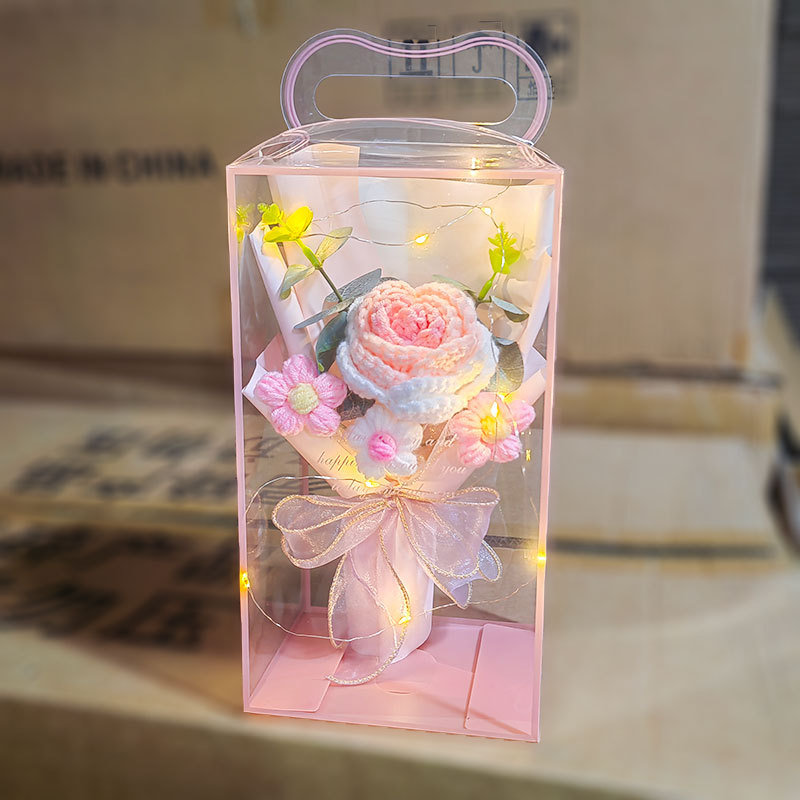 Conjunto de caja de regalo con rosas rosadas.