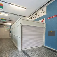 Garage modulaire portatif préfabriqué de voiture de conteneur de structure en acier à faible coût avec l'entrepôt préfabriqué de stockage de porte de volet de rouleau