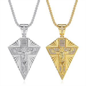 Colar Dina Trendy Hip Hop com Pingente Cruz de <span class=keywords><strong>Jesus</strong></span> Cristo Banhado a Ouro 18K em Aço Inoxidável com Zircônia e Corrente de Pérolas Quadradas Cravejadas - Product Image 2