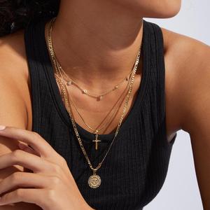 Venta al por mayor redondo letra mayúscula alfabeto collar de la clavícula gargantilla chapado en oro monograma collares de moda