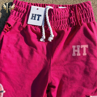 Pantalon de jogging HUITENG personnalisé à taille haute, imprimé avec logo, garniture à rivets perlés, coupe droite, double poches arrière, effet délavé et usé