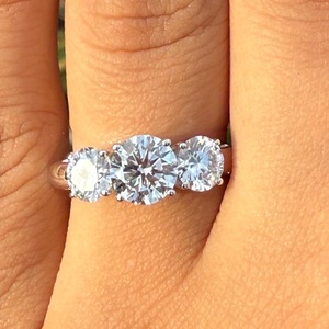 Anillo de Compromiso con Tres Diamantes Cultivados en Laboratorio de 2.50CT, Oro Sólido de 14K, Corte Brillante Redondo, Anillo de Boda para el Pasado, Presente y Futuro - Product Image 3
