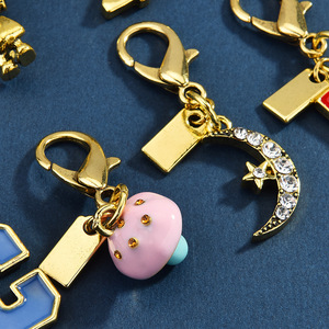 Colgantes Personalizados para Bolsos: Múltiples Estilos, Corazón, Carruaje, Letra, Dibujos Animados, Animal, Botella de <span class=keywords><strong>Perfume</strong></span>, Llavero para Bolso - Product Image 3