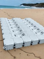 Produit phare : Ponton flottant en HDPE pour quai de jet ski et bateaux, avec côtés surélevés et 3 roulettes