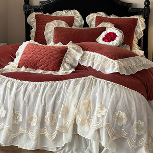 Ensemble de jupe de lit en polaire pour bébé, quatre pièces, motif floral rouge brodé, housse de couette chaude avec bordure en dentelle pour literie bébé - Product Image 3