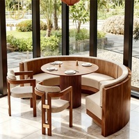 Silla de tela ecológica para restaurante y cafetería comercial Ron Group con estructura de madera, asientos curvos tipo booth y mesa redonda de madera.