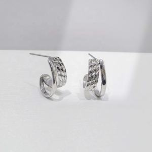 Precio de fábrica, pendientes geométricos de plata de ley 925, moda 2026, cruz occidental, pendientes de tuerca finos, elegantes, únicos y sencillos. - Product Image 1