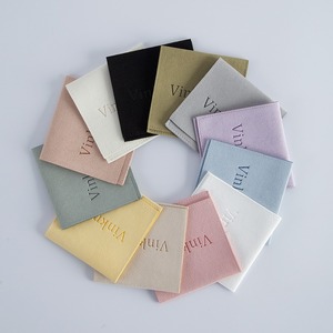 Pochettes à bijoux en tissu écologique élégantes et personnalisées avec logo, emballage en forme d'enveloppe pour bijoux fins - Product Image 1