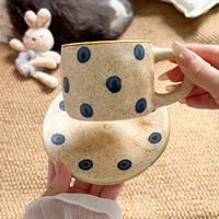 Ensemble tasse et soucoupe à café en céramique moderne minimaliste, finition mate, façonnée à la main, motif pois bleus, pour service de thé de l'après-midi exquis