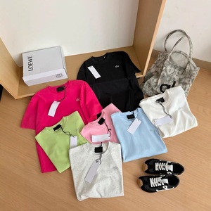 <span class=keywords><strong>Camiseta</strong></span> de <span class=keywords><strong>Mujer</strong></span> Premium A10 Versión Correcta con Logotipo Plateado, Cuello Redondo de Algodón Color Caramelo, Efecto 3D, Manga Corta - Product Image 4