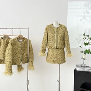 <span class=keywords><strong>Abbigliamento</strong></span> di lusso leggero 2025 autunno nuovo stile stile elegante cappotto da <span class=keywords><strong>donna</strong></span> con giuntura manica pelosa gonna corta Set due pezzi - Product Image 3