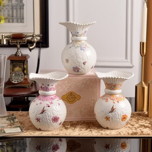 Vase de table et de sol moderne en céramique et porcelaine écologique avec simulation de citron et de fraise en blanc pour la décoration de la maison et des hôtels - Product Image 4