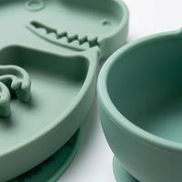 Ensemble d'alimentation pour bébé en silicone personnalisé OEM avec assiette à forte succion et couverts en bois