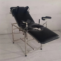 BT-OE027 Lit d'examen gynécologique manuel de couleur noire à prix avantageux, table d'examen médicale portable avec étriers