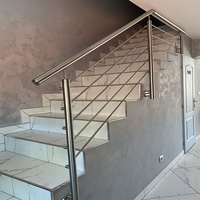 Rampe en verre personnalisée à montage latéral, durable, pour intérieur et extérieur, avec poteaux métalliques verticaux, en verre trempé de sécurité