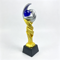 Trophée personnalisé en résine et métal, design lune or et argent avec boule de cristal bleue, récompense d'entreprise gravable pour cérémonie d'hommage d'équipe