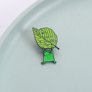 Spilla in smalto con design innovativo: Rana che non dimentica mai 'Ti amo', simpatica rana che tiene una foglia verde, distintivo da borsa e da risvolto - Product Image 6